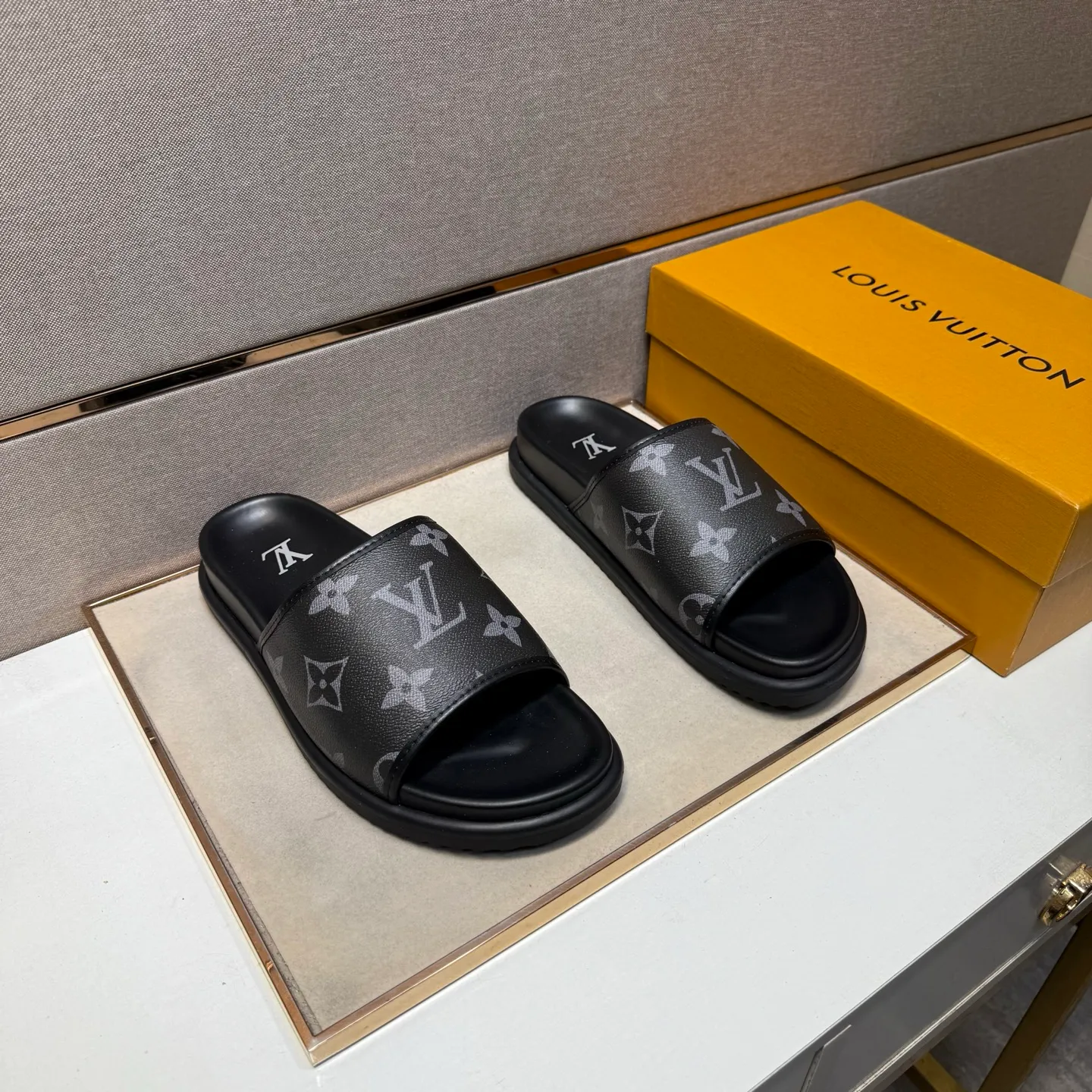 ⬛️Men's shoes 💰p320 [LV～] Men's casual slippers 2025z cabinet sales simultaneously 🔶Size: 38-44 #️⃣ 🔷3 colors🔜The upper is made of multi-material splicing ➕Genuine leather lining, comfortable and breathable, sole: original comfortable and wear-resistant outsole, ⚠️real thing📱photographed🎬real thing is better📢📢📢